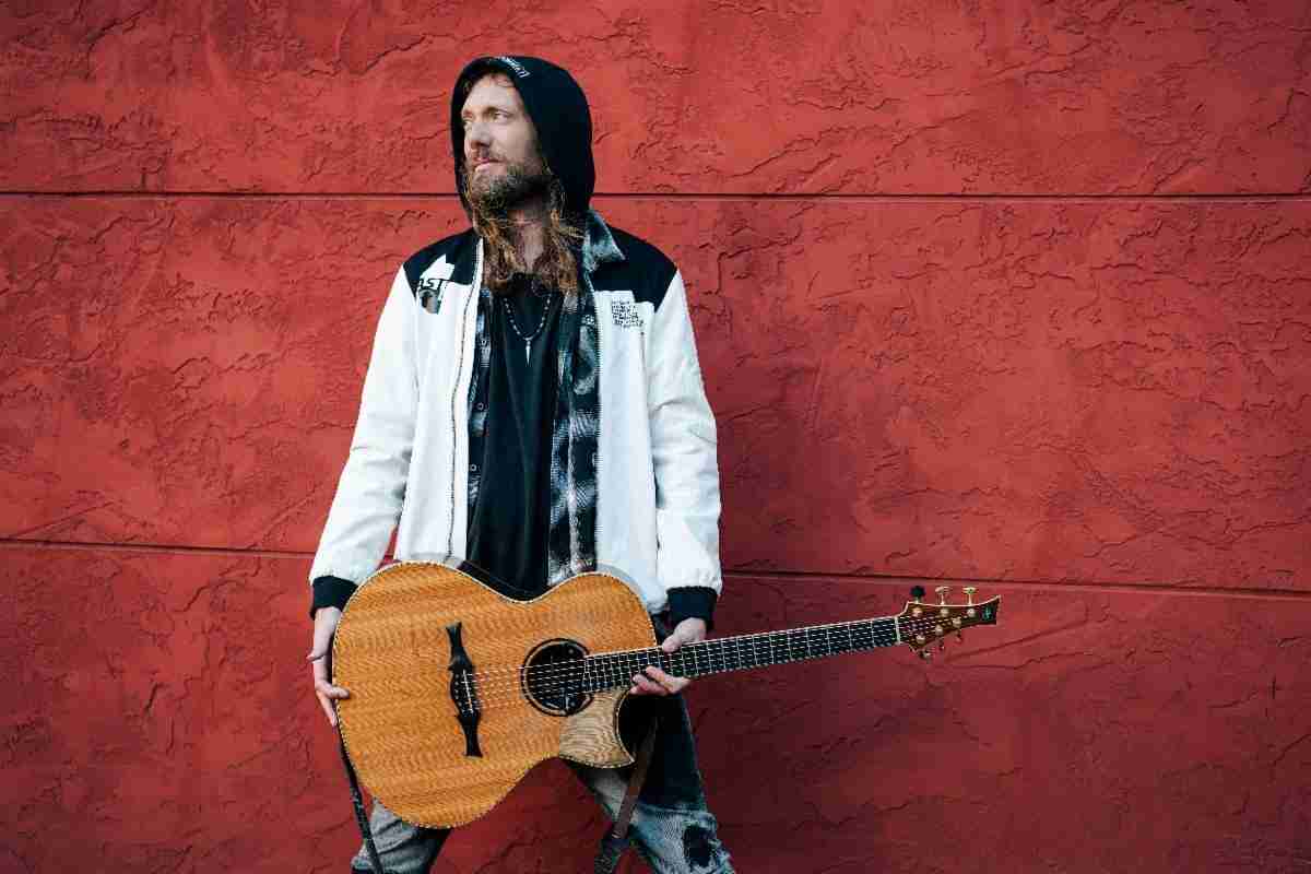 迈克·道斯、Sleep Token 与指弹魔法:一种新的原声演绎